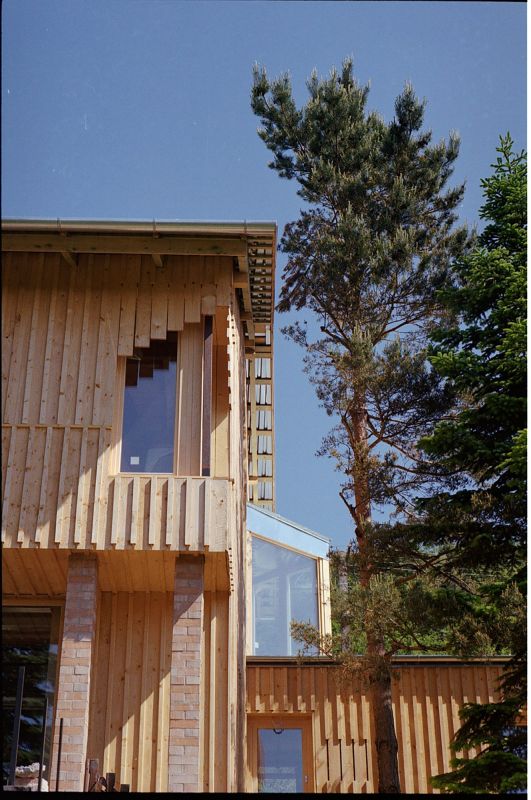 HÁZ EGY TESTVÉRNEK