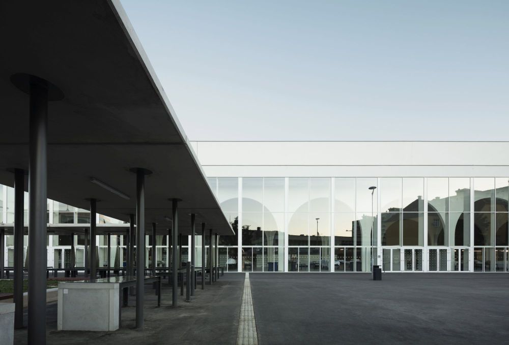 ÚJ PÉCSI VÁSÁRCSARNOK