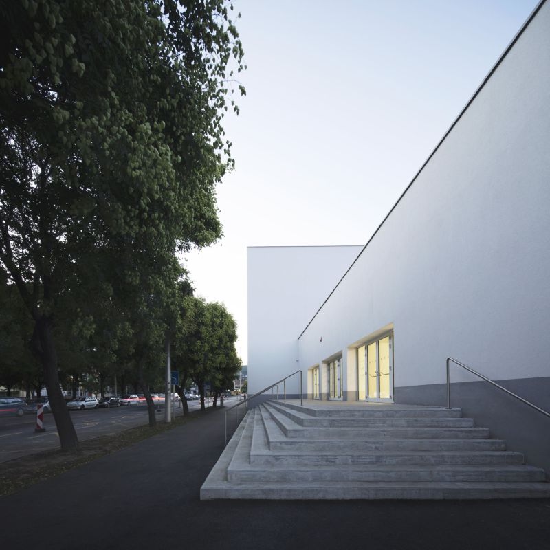 ÚJ PÉCSI VÁSÁRCSARNOK