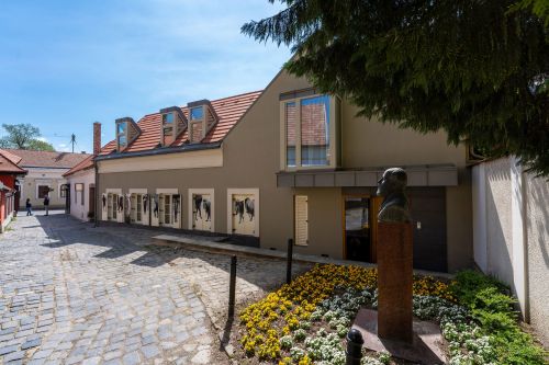 TÁRSASHÁZ, SZENTENDRE